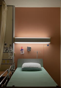 hospital_bed_with_curtain.jpg